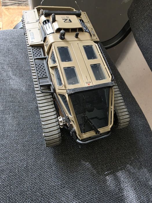 Верижен всъдеход RIPSAW EV3-F4