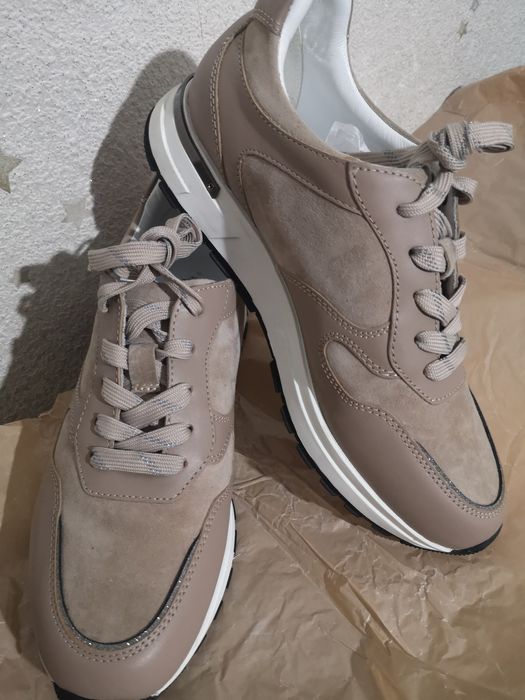 Кроссовки бежевые