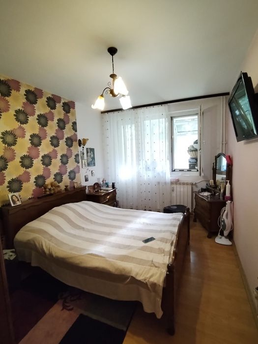 Vând apartament 4 camere parter