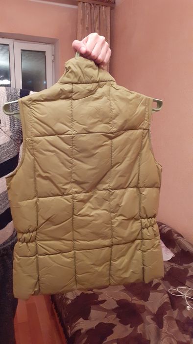 Продам безрукавки 2 шт за 2000