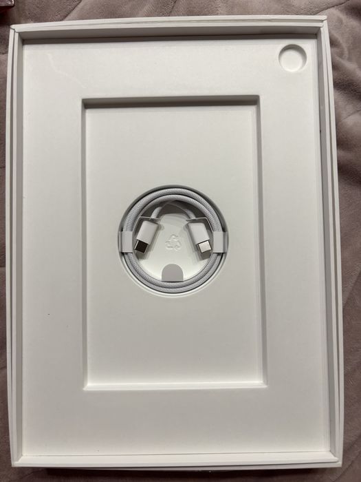 Продавам iPad (A16) WiFi 128 GB Silver – като нов, с аксесоари