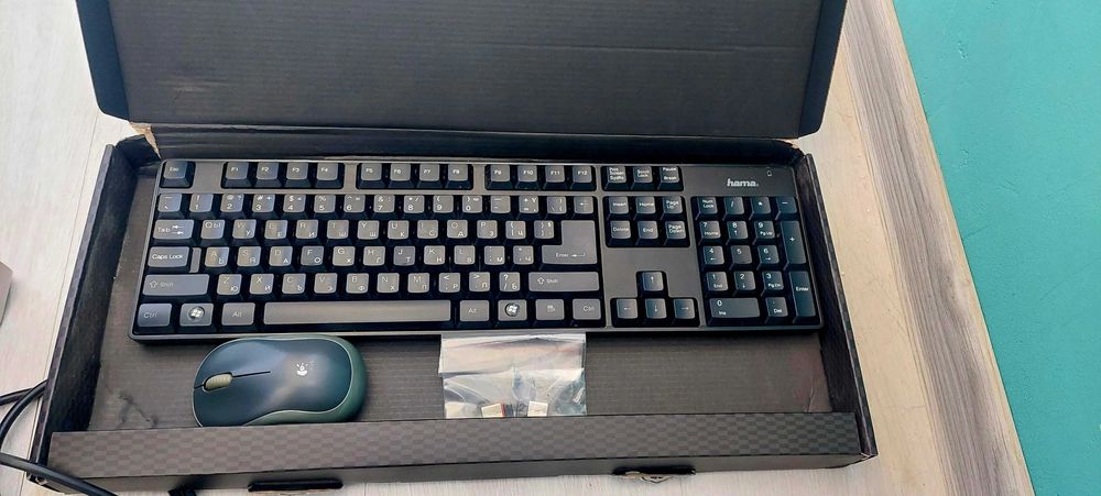 Настолен компютър 8GB RAM + монитор Samsung + клавиатура и мишка - Windows 10 Pro