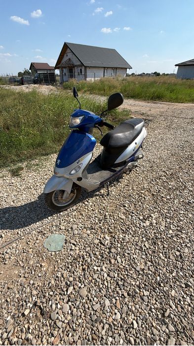 Vand scuter peugeout v-clic cu doar 1800 de km