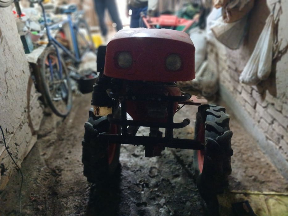 Yer suradigan traktor sotiladi