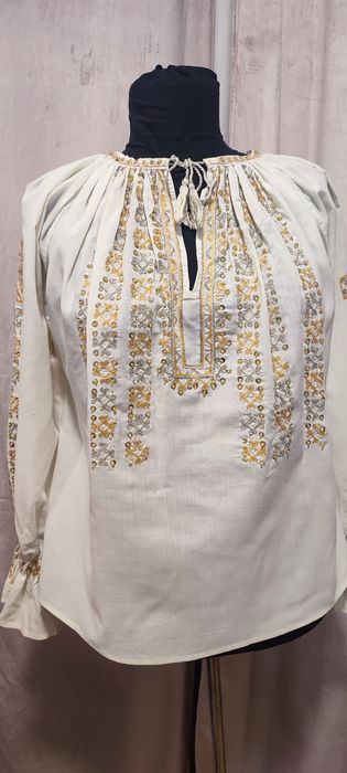 Ie tradițională damă