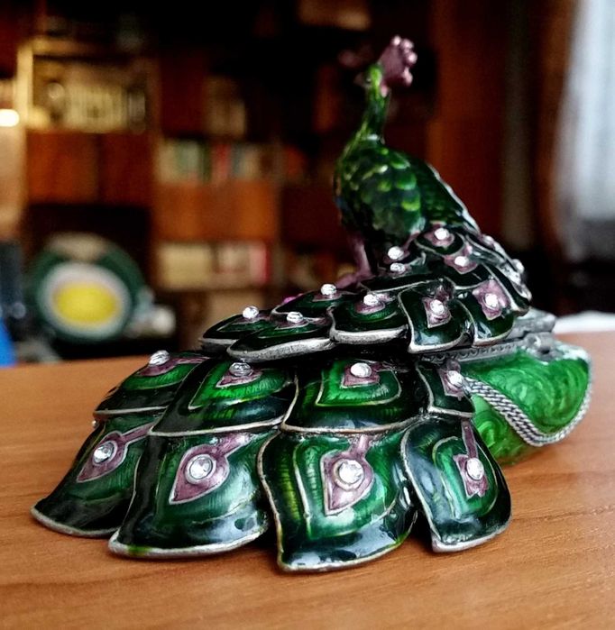 Кутия за бижута- масивен бронз, инкрустирана с камъни