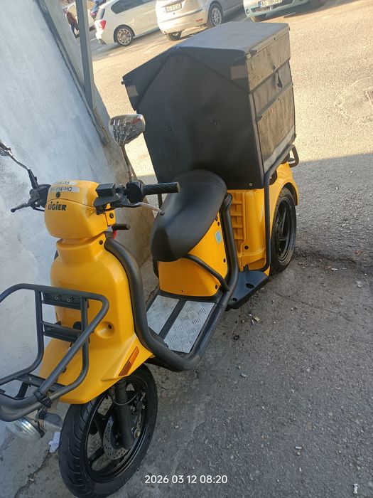 Vând  triciclu electric full led