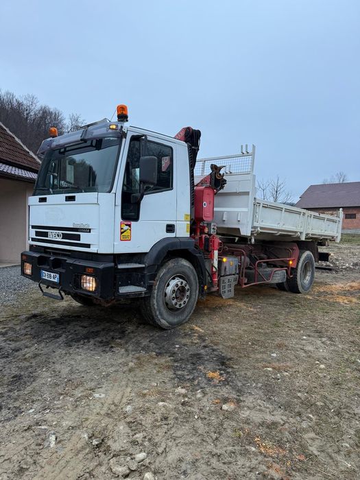 Camion basculabil cu macara