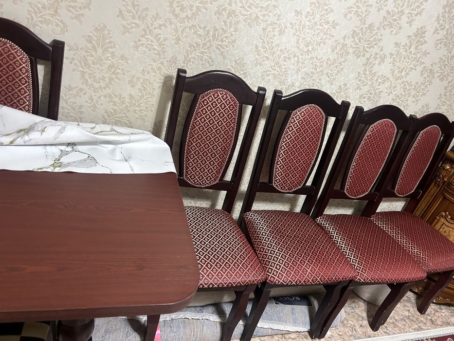 Гостиный стол с 6 стульями