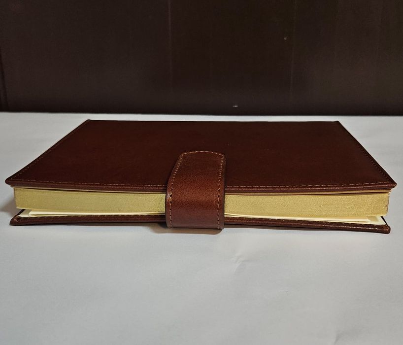Agendă din piele maro - Eleganță și funcționalitate la superlativ!