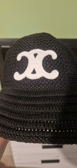 Черна дамска шапка