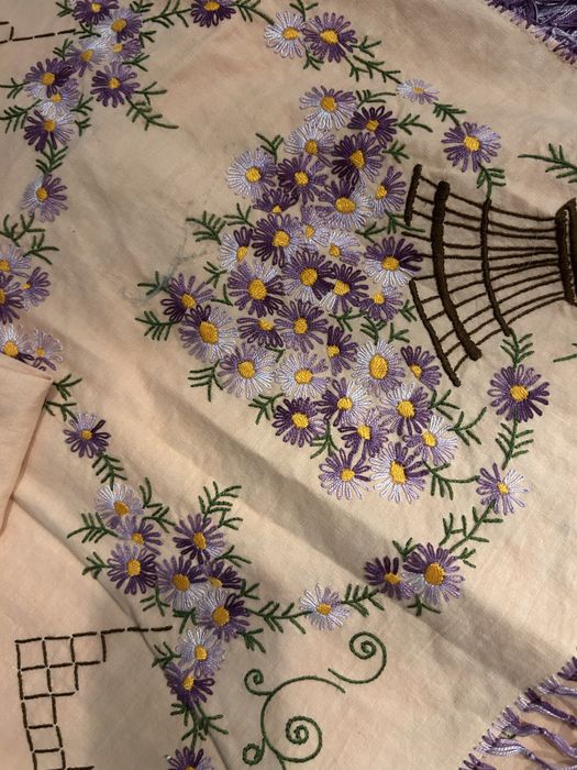 Fata de masa brodata manual