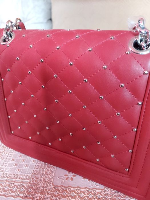 Нова тъмно червена чанта