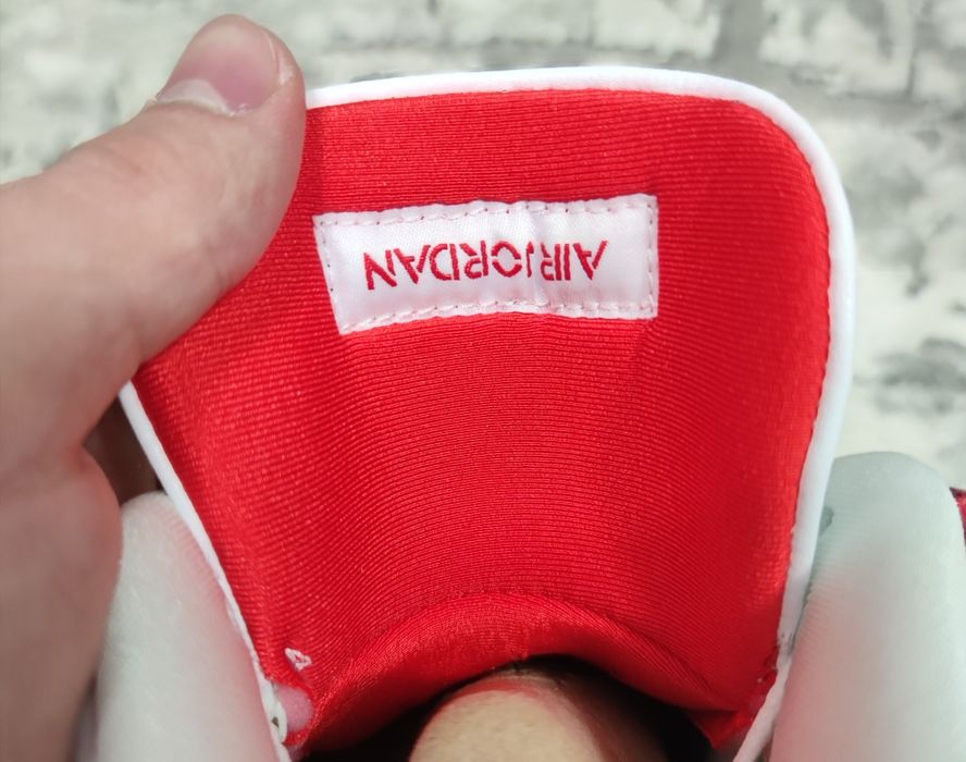 Jordan 4, University Red, 42 EUR