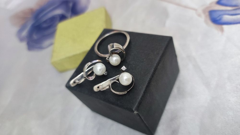 Комплект серьги и кольцо из серебра с жемчугом.