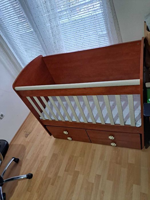 Детско легло с люлеещ механизъм