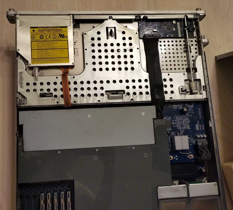 Server Apple Xserve Xeon 2.0 Quad Core A1196 EMC 2107 cu 4 Gb ram