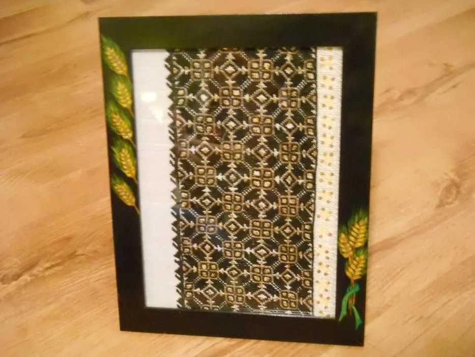 Decoratiuni tablou cu pictura manuala si broderi istorice