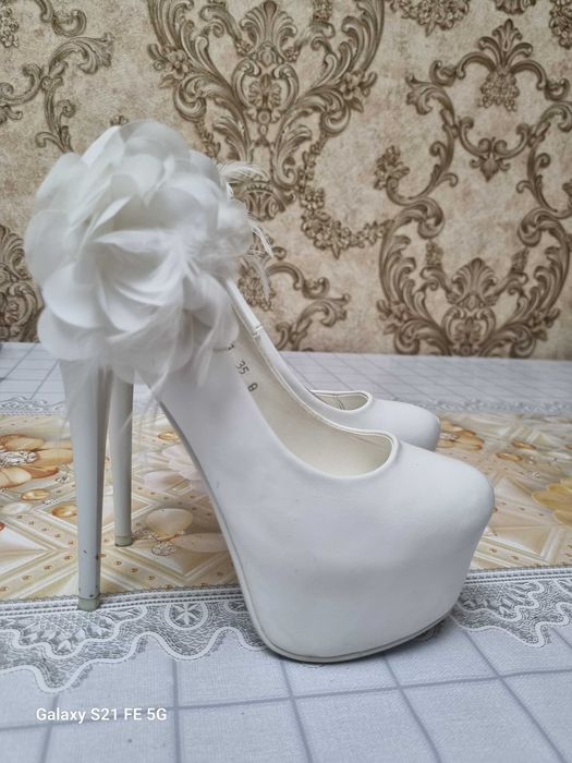 Туфли 35 размер сотилади