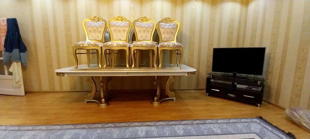 Продается стол со стульями.