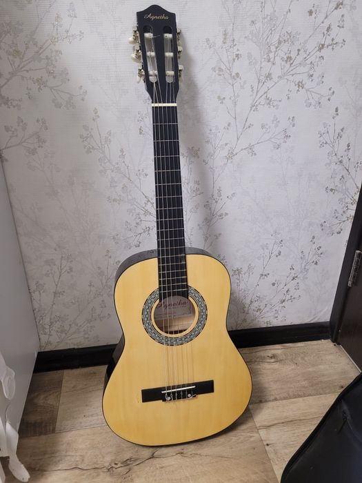 Продам гитару в отличном состоянии