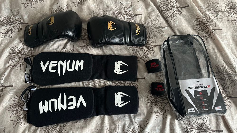Venum - ръкавици, бинтове и протектори за крака