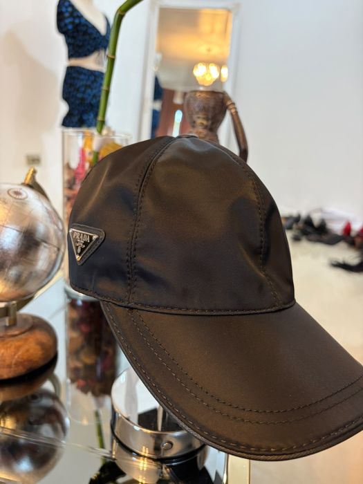 Șapcă Prada – neagră, model elegant și versatil