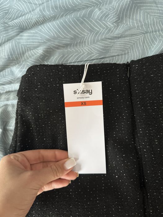 Черна блестяща пола