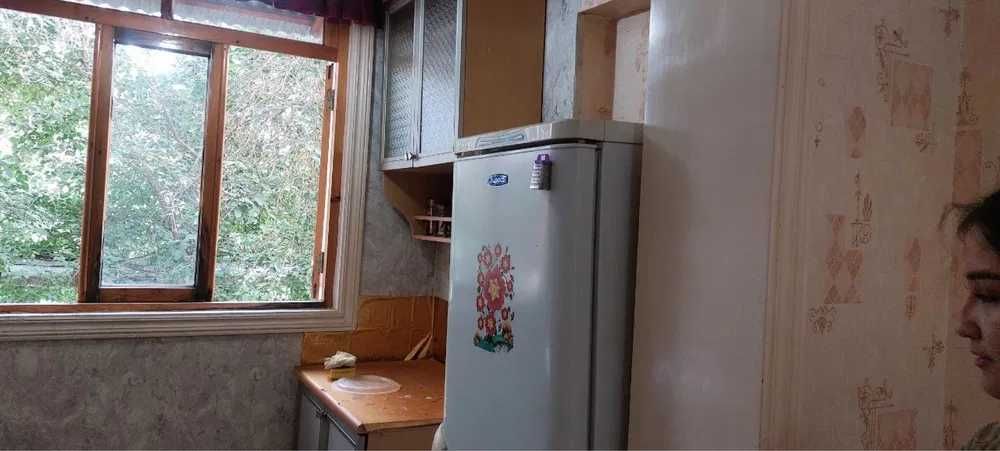 Центральный аптека томондан 2 каватдан 2 хонали квартира сотилади