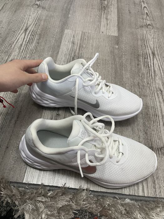 adidasi nike  marime 38 jumate
