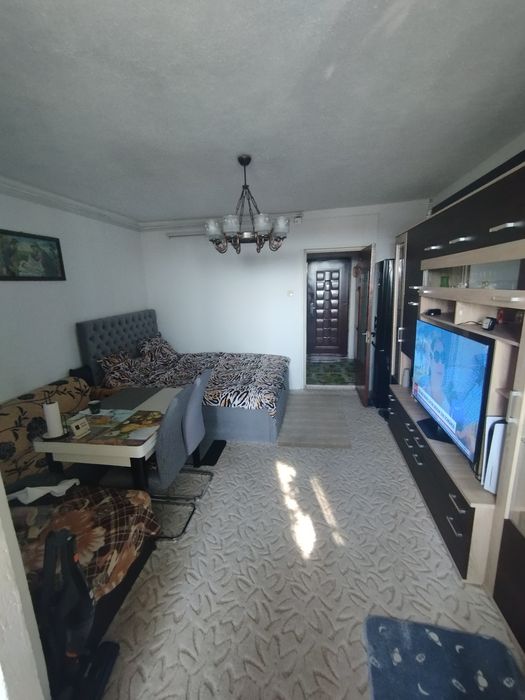 Primesc o femeie în gazdă pe termen lung în garsonieră