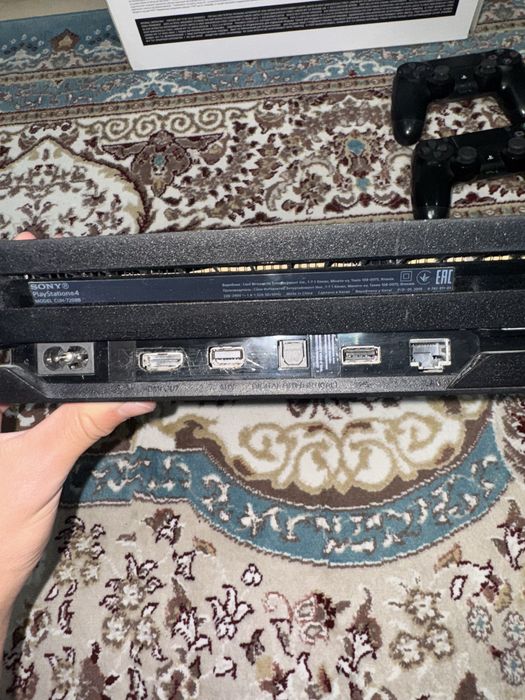 Продам PS4 pro 1 терабайт