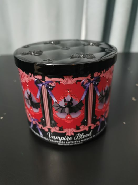 Lumânare Vampire Blood, nouă