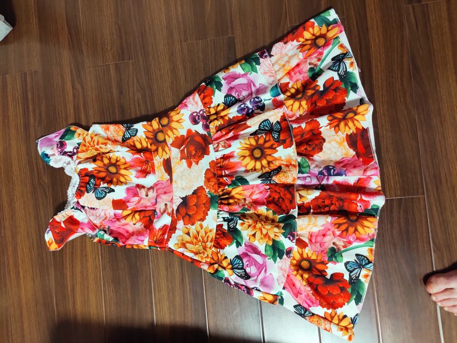 Vând rochii noi cu și fără etichetă