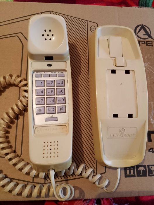 Продам домашний телефон.