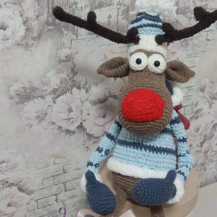 Вязаная игрушка олень Рудольф.