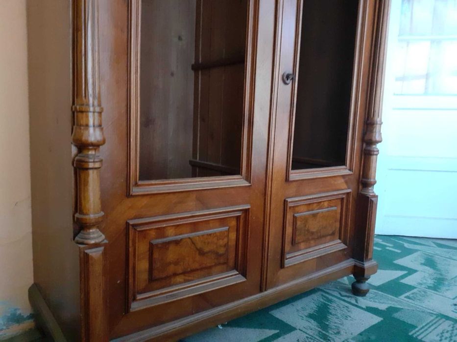 Biblioteca antica peste 100 ani
