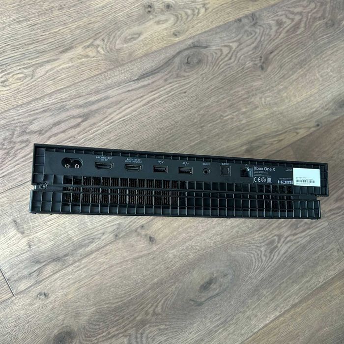 Xbox One X 1TB + 1 Controller + Cabluri