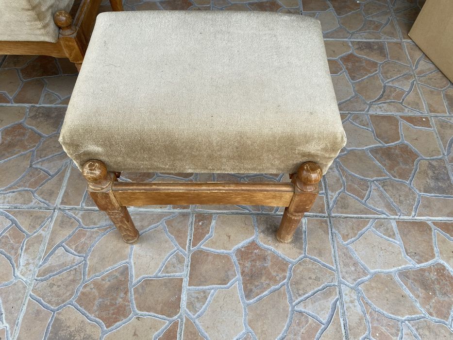 Продавам дървени мебели- :диван,фотьойли и табуретки