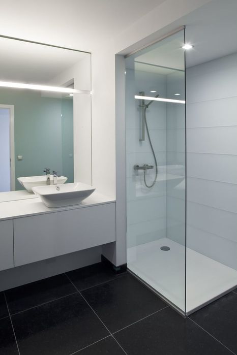 Душевые кабины из закалённого стекла (8–10 мм)