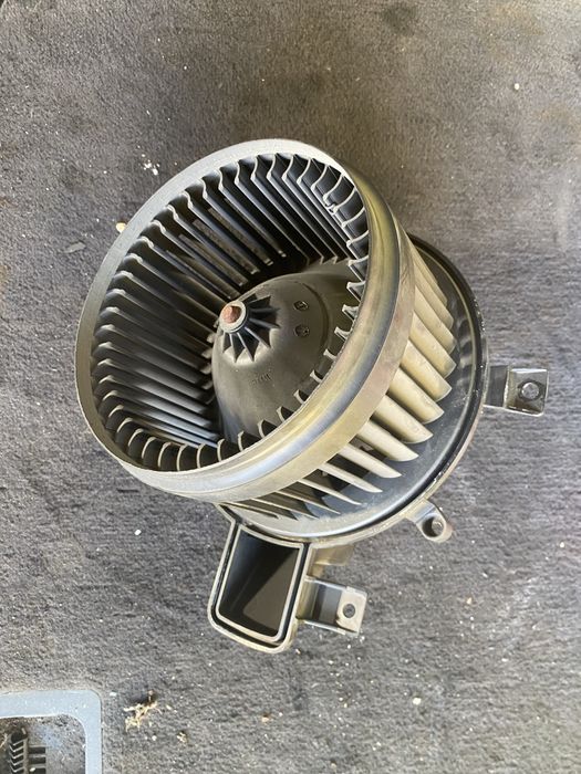 Ventilator Habitaclu Lancia Thema an 2014 Pret 500 lei