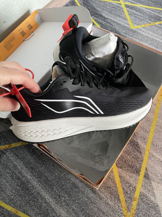 Кроссовки от фирмы Li-ning
