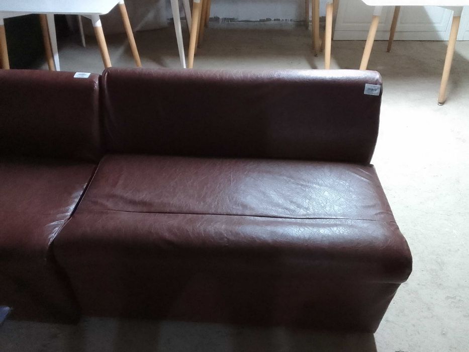 Коричневый диван.Оборудование