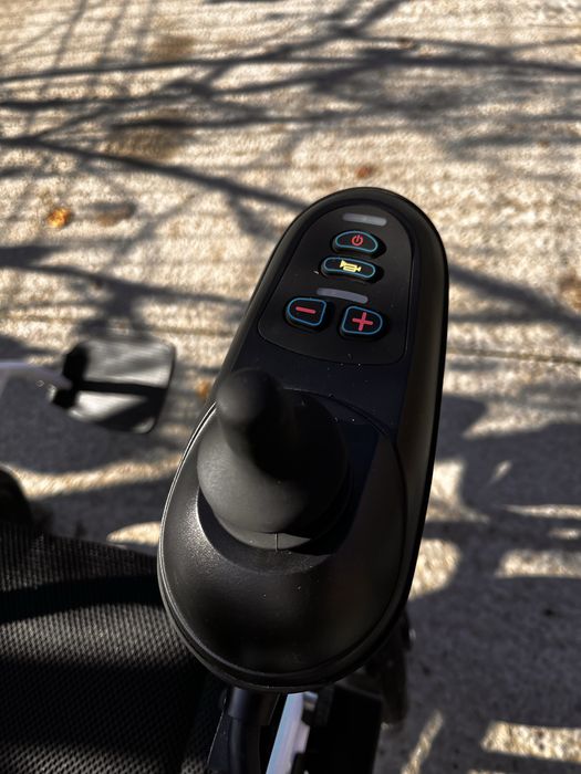 Scaun cu rotile electric dizabilitati