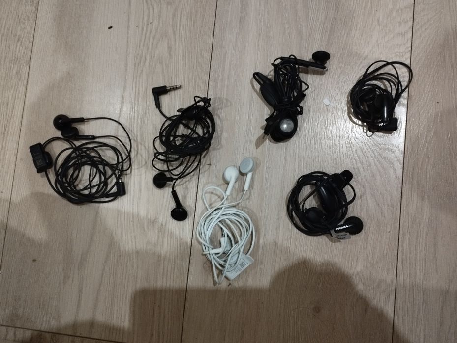 Батерии, заради устройства и слушалки