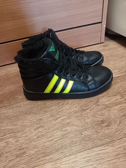 Продам кроссовки утеплённые