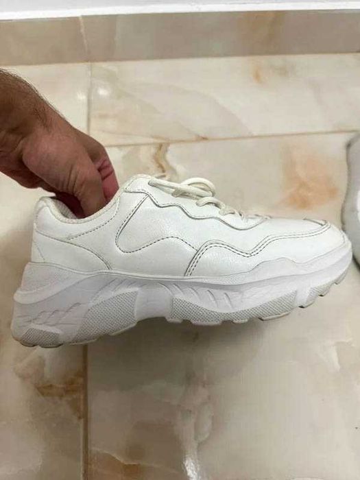 Teniși Reserved albi 37-38, versatili, purtați puțin