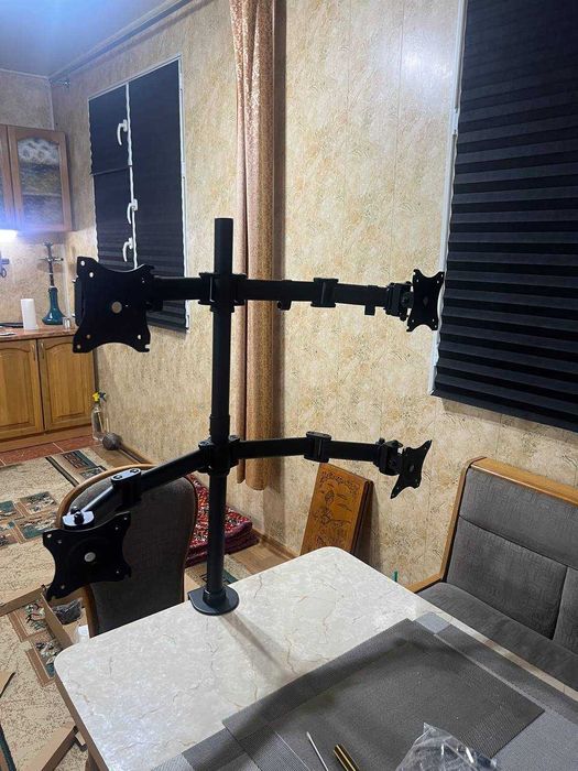 Кронштейн для 4 мониторов (настольное крепление)