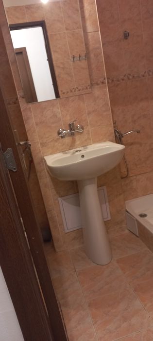 Închiriez garsonieră decomandată în zona liceelor   Pedagogic și Energetic, centrală proprie.