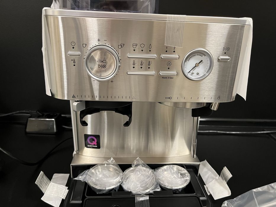 Стилна полуавтоматична машина за експресо!